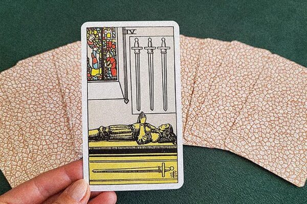 4 Mieczy Tarot – znaczenie karty