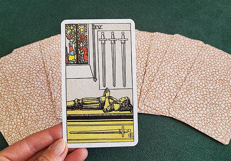 4 Mieczy Tarot – znaczenie karty