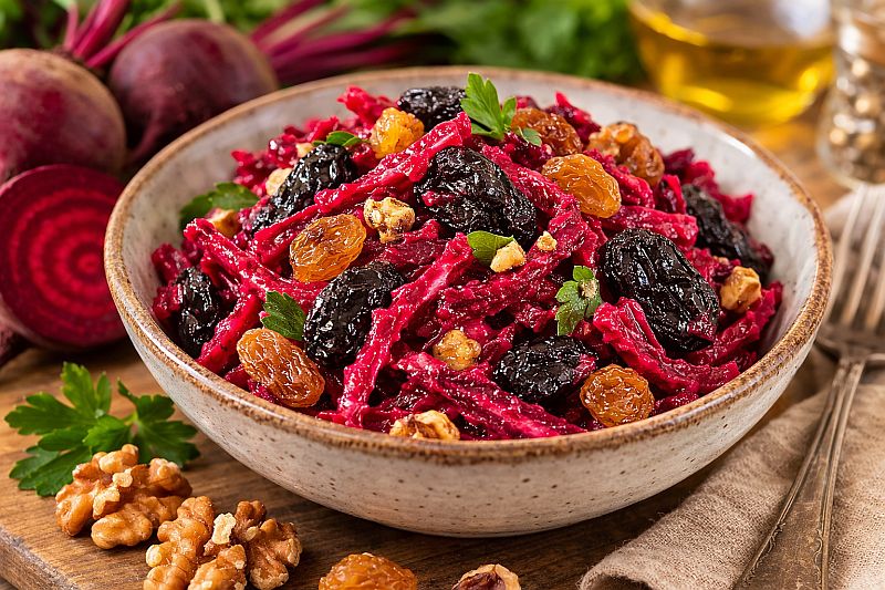 Салат із буряка з чорносливом і родзинками: простий та корисний рецепт